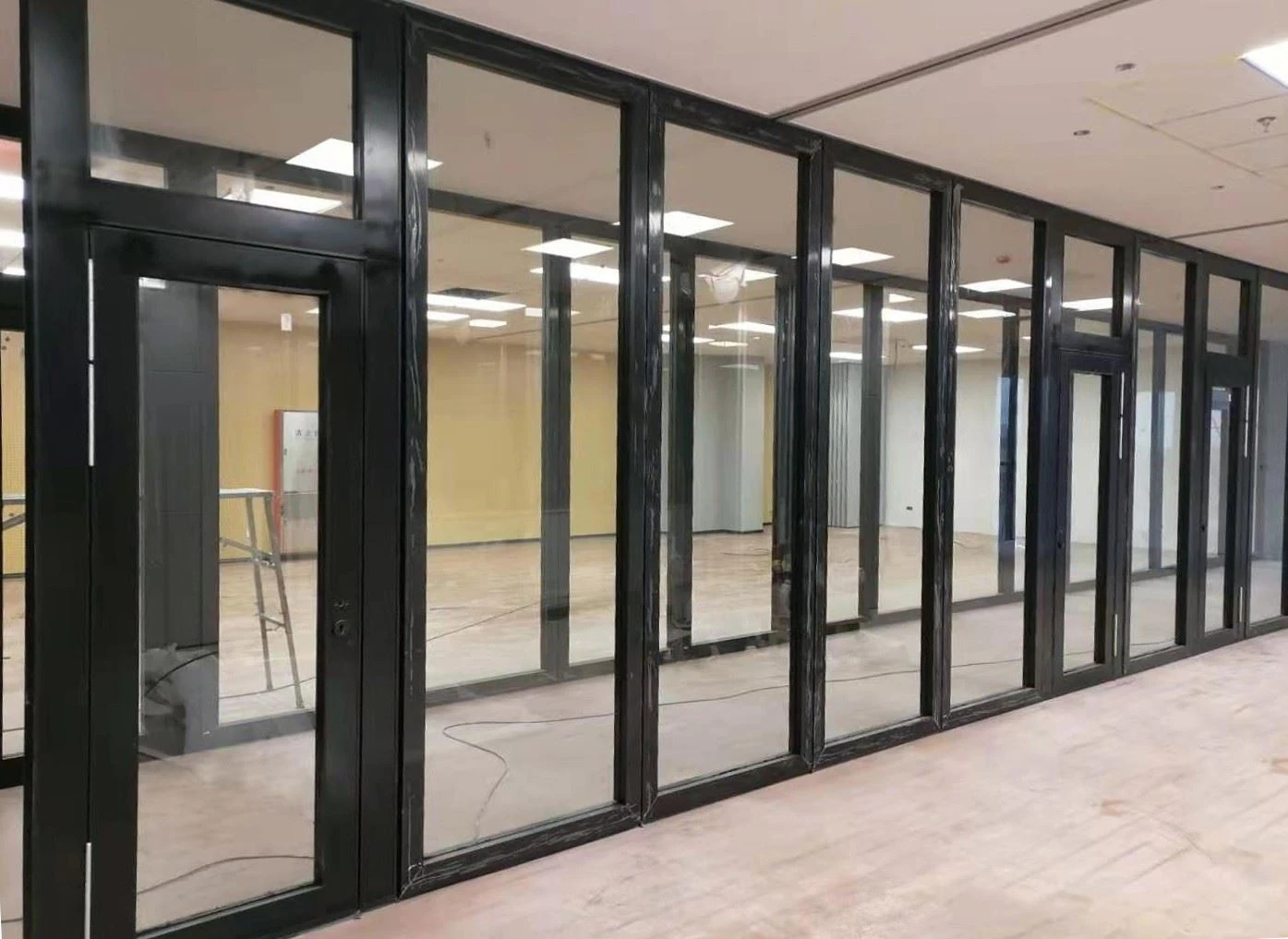 Acoustic movable glass partition with access passing door Acoustic movable glass partition with access passing door